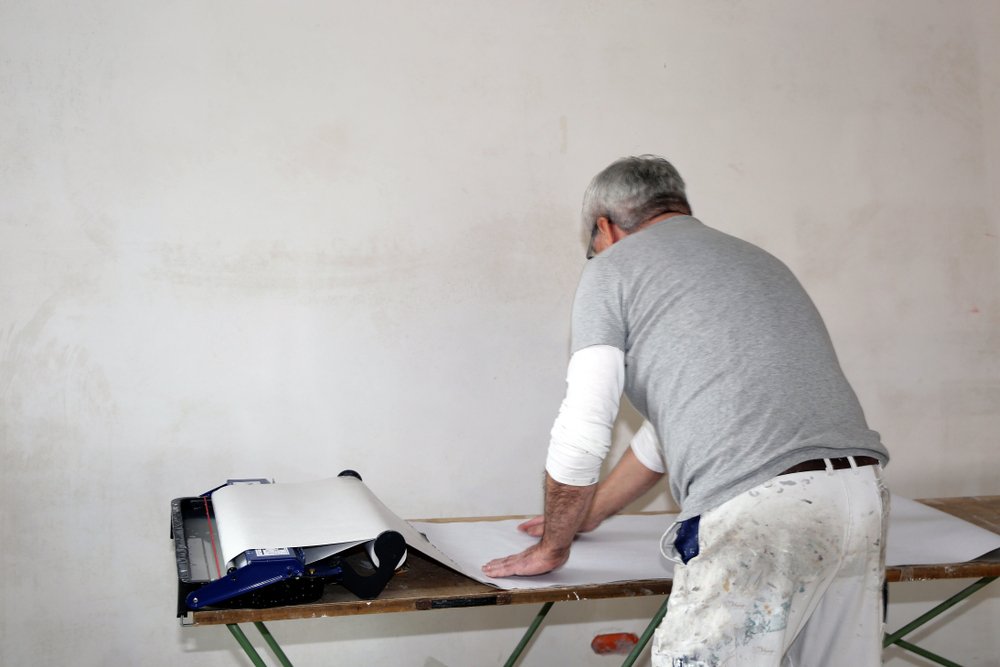 Renovlies aanbrengen in Alphen Aan Den Rijn. Ontdek de materialen en beste techniek om te behangen met renovlies behang.